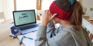 Eine Schülerin lern am Laptop zuhause