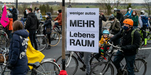 Viele Radfahrer bei einem Protest gegen die Autobahn 100