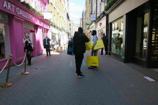 Shopping mit großen Tüten, wenig Leute in London Shopping mit großen Tüten, wenig Leute in London