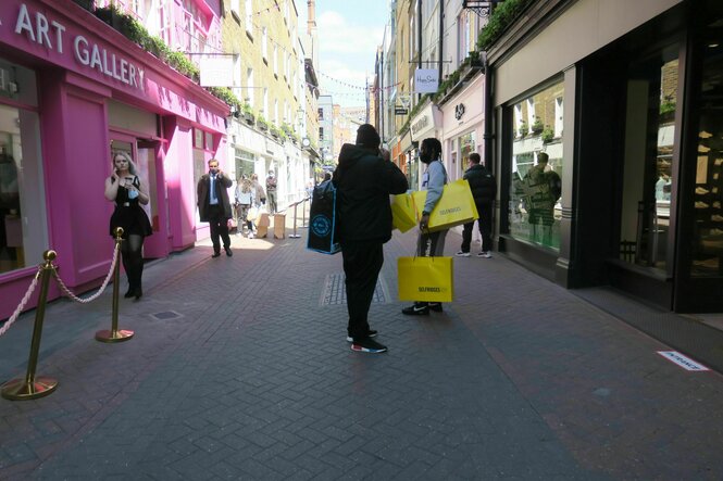 Shopping mit großen Tüten, wenig Leute in London