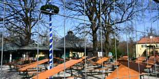 Das Foto zeigt einen geschlossenen Biergarten