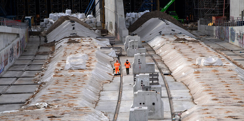 Autobahn-Baustelle mit Bauarbeitern