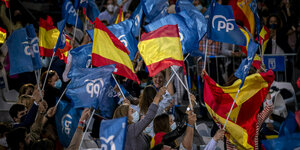 Menge schwenkt blaue Fahnen und Spanienflaggen