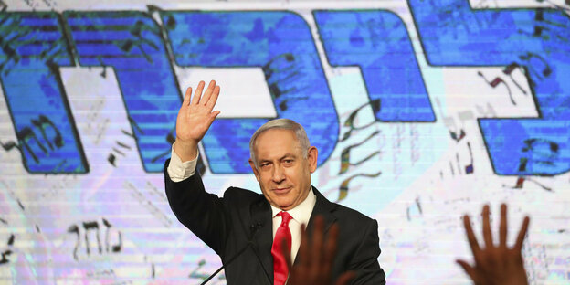 Israels Regierungschef winkt im Anschluss an die Parlamentswahl im März seinen AnhängerInnen zu