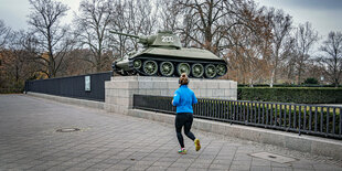 Joggerin vor sowjetischem Denkmal