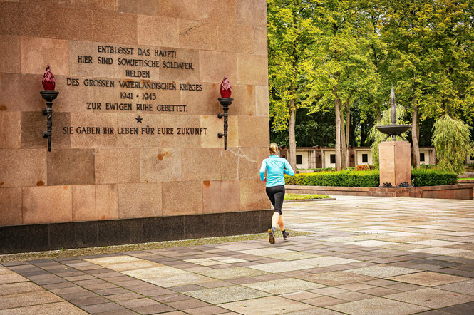 Joggerin vor russischem Mahnmal