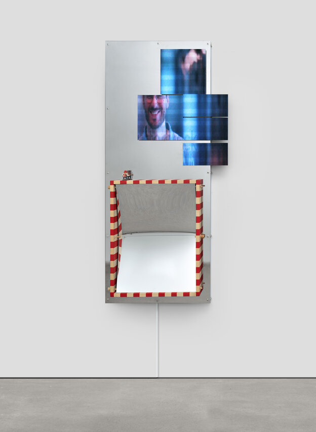Skulptur von Mathis Altman aus Spiegelflächen, Fotos und einem rot-gelb gestreiften Rahmen