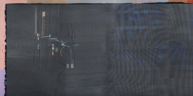 Ein Gemälde der Künstlerin Cui bestehend aus einer großen grauen Fläche über Farbelementen, in der linken Bildhälfte erscheint eine Raumstation