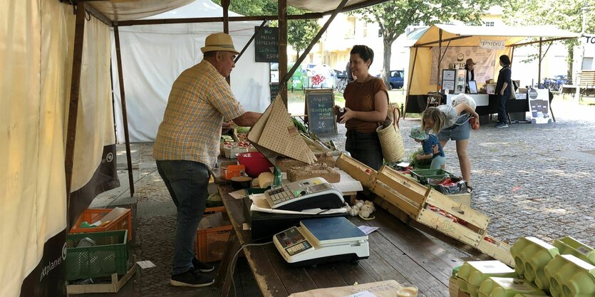 Man sieht einen Marktstand