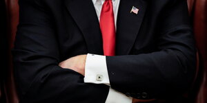 Ausschnitt Donald Trumps verschränkter Arme