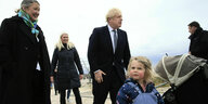 Boris Johnson steht mit zwei Frauen und einem Kind in Hartlepool