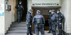 Polizisten vor einem Gebäude von Ansaar International in Düsseldorf