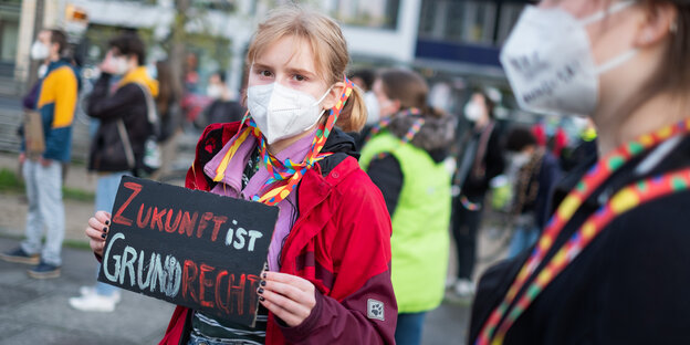 Eine Schülerin hält ein Plakat mit der Schrift "Zukunft ist Grundrecht"