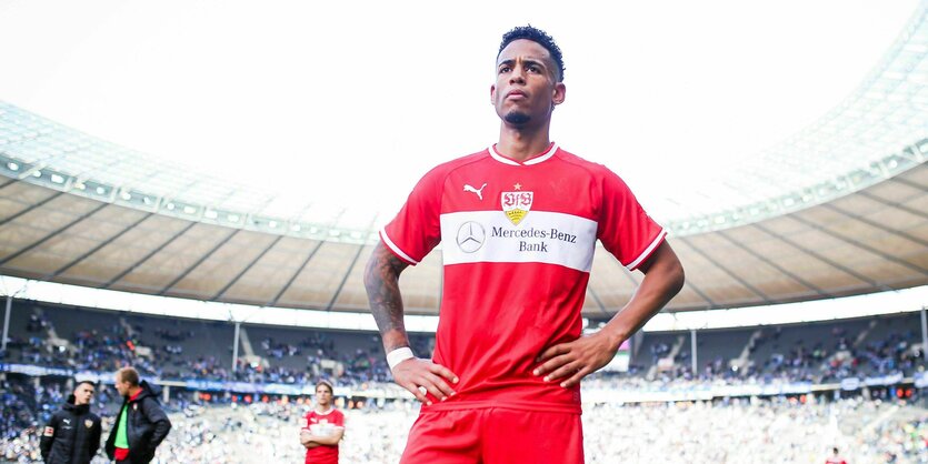 Dennis Aogo steht im Trikot des VfB Stuttgart im Stadion