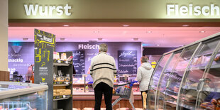 Innenansicht auf die Fleischtheke eines Edeka-Markts