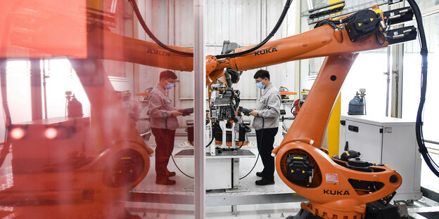 Arbeiter und Roboter im VW-Werk in Changchun