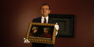 Der Bürgermeister Imamoglu hält ein Gemälde in der Hand