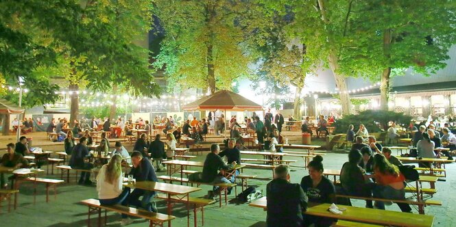 Ein Biergarten an einem Sommerabend.