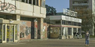 Das Foto zeigt einen unteren Teil vom "Haus der Statistik" am Alexanderplatz.