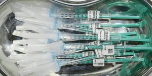 Viele Spritzen mit AstraZeneca-Impfstoff in einer Schüssel