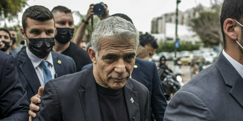 Jair Lapid auf dem Weg ins Wahllokal