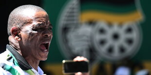 Ace Magashule sschreit in ein Mikrofon