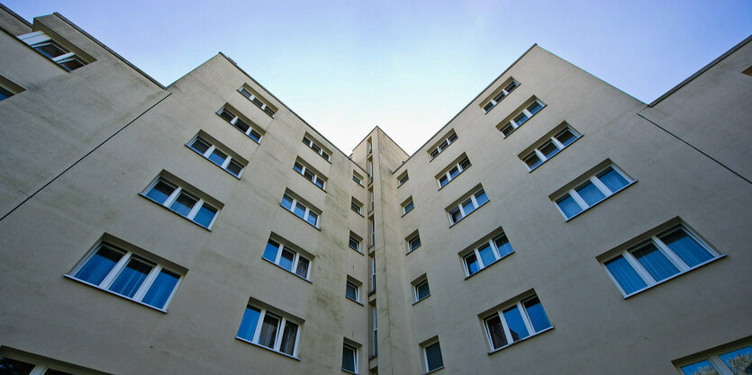 Die Fassade eines Wohnblocks