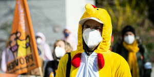 Ein als Huhn verkleideter Teilnehmer einer Kundgebung