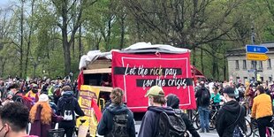 Demonstranten auf Fahrrädern fahren an einer Villa im Grunewald vorbei