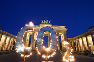 Das Foto zeigt ein brennendes "Co2"-Kürzel vor dem Brandenburger Tor.