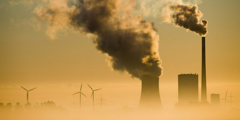 Kohlekraftwerk und Windräder.