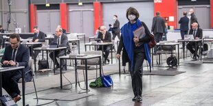 Claudia Bernhard, Bremer Senatorin für Gesundheit, kommt am 18. November 2020 zur Bürgerschaftssitzung in der Bremer Stadthalle.