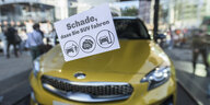 "Schade, dass Sie SUV fahren" steht auf einem Zettel, der vor einem SUV aufgehängt ist.