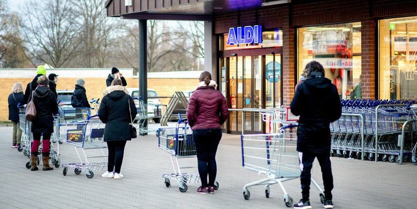 Zahlreiche Kunden warten auf die Öffnung einer Filiale von Aldi.