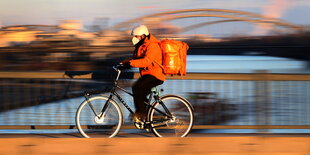 Ein Leiferandofahrer radelt über eine Brücke