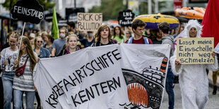 Demozug mit Banner "Kreuzfahrtschiffe kentern"