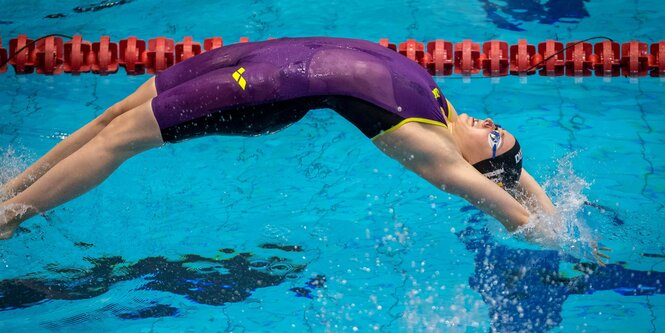 Rückenschwimmerin beim Start