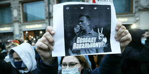 Eine Frau hält ein Plakat hoch: Freitheit für Nawalny