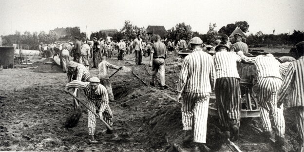 Häftlinge des KZ Neuengamme heben 1941 einen Kanal aus