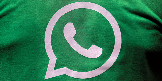 Whatsapp Logo auf einem grünen T-Shirt