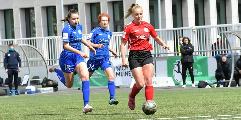 Drei Frauen spiegeln gegeneinander Fussball