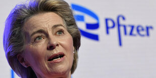 Ursula von der Leyen vor einem Pfizer Emblem