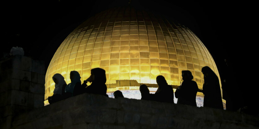 Menschen vor der goldenen Kuppel des Felsendoms