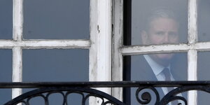Chef der Labour Party Keir Starmer steht vor dem Fenster seines Büros und schaut nach draußen