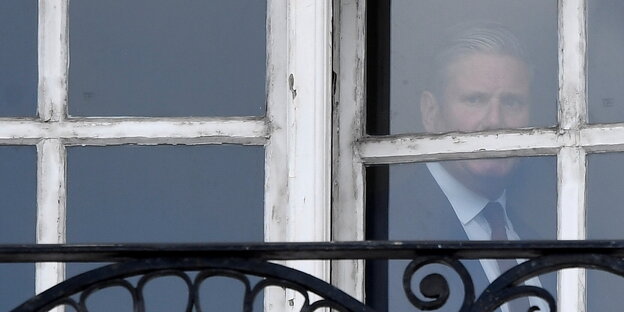 Chef der Labour Party Keir Starmer steht vor dem Fenster seines Büros und schaut nach draußen