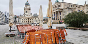 eingepackte Stühle stehen auf dem Gendarmenmarkt