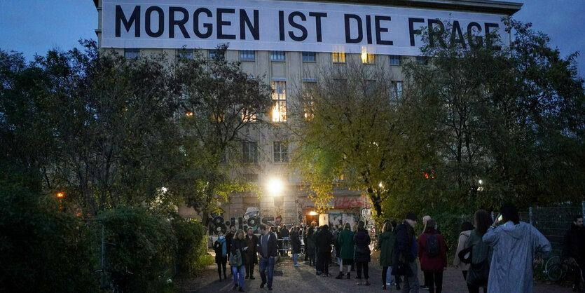 Besucher am Abend in einer Schlange vor dem Berghain