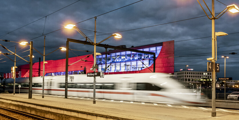 Ein ICE verlässt in der Dämmerung den Wolfsburger Hauptbahnhof