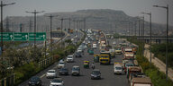 Stark befahrene Autobahn in Indien