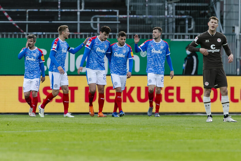 Spieler von Holstein Kiel auf dem Platz